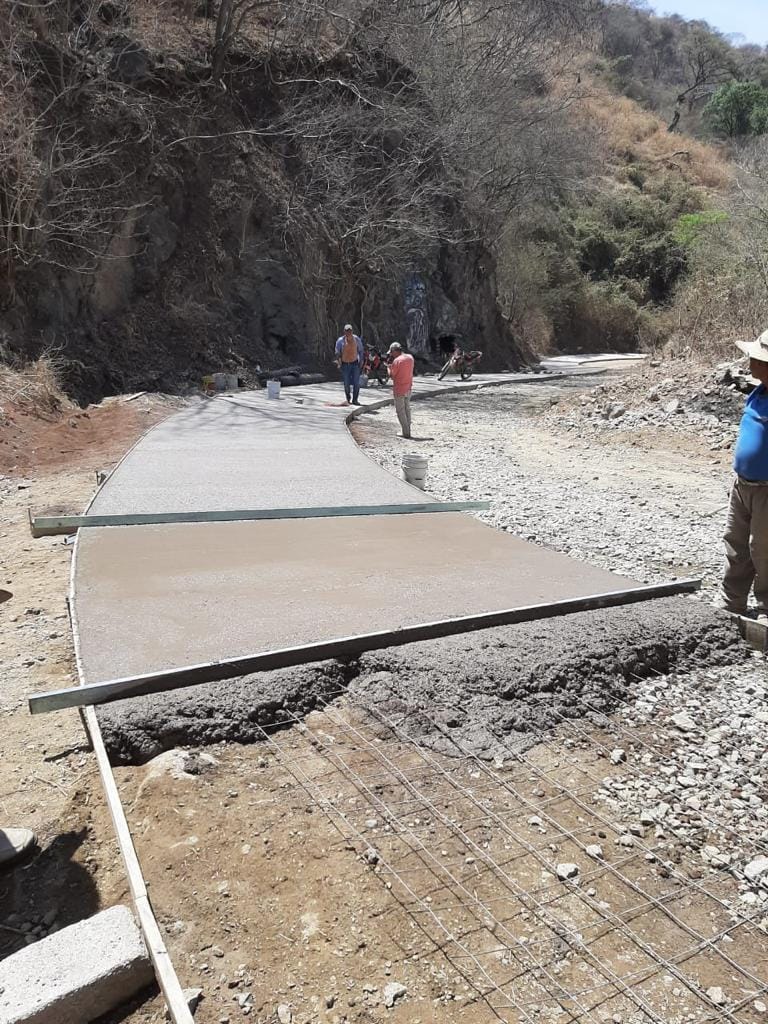 1680901635 Se avanza en el encementado de la carretera de Palmar