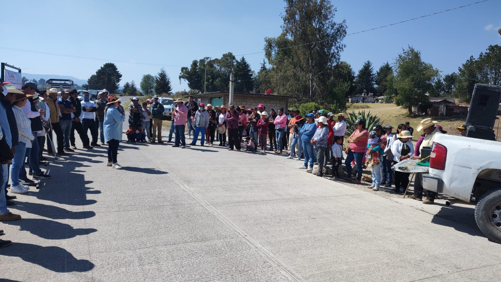 1680959428 471 Con la inauguracion del encementado del camino a San Luis