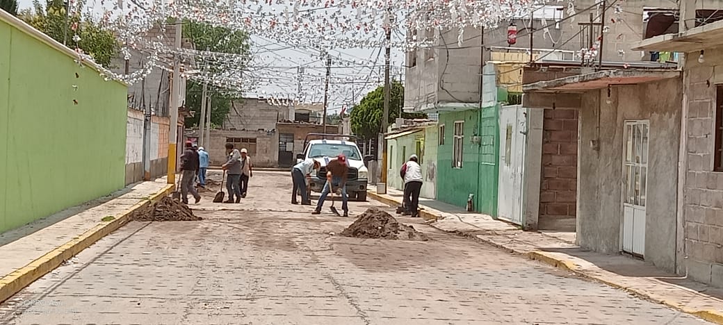 1681224379 108 Seguimos realizando trabajos de limpieza en diferentes calles del municipio