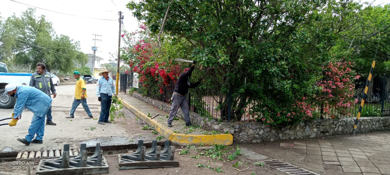 1681224396 763 Seguimos realizando trabajos de limpieza en diferentes calles del municipio