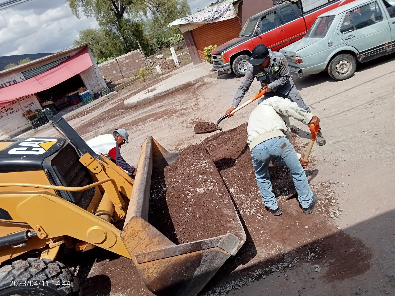 1681303823 139 Se continua llevando labores de limpieza en varias calles de