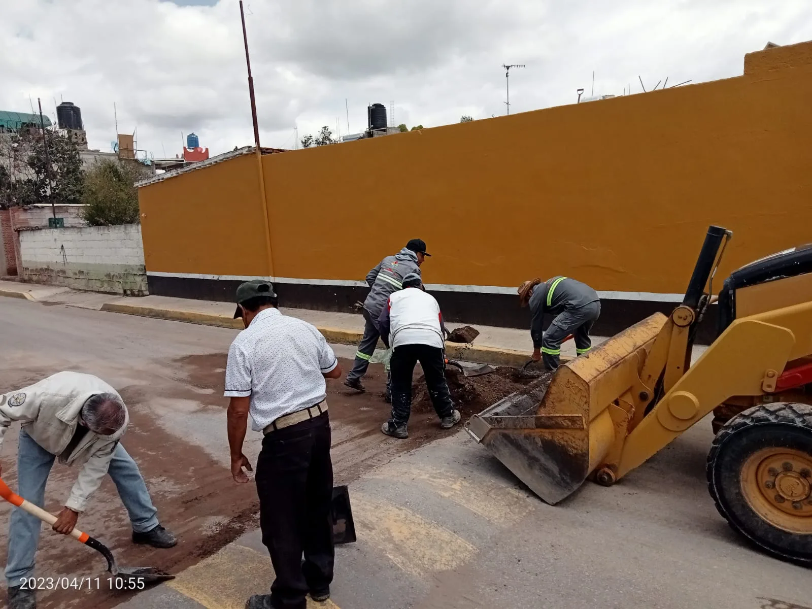 1681303881 Se continua llevando labores de limpieza en varias calles de jpg