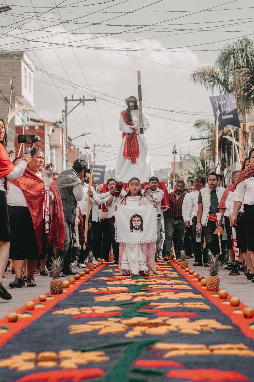 1681307054 384 Silencio para sostener el peso de una cruz SemanaSanta2023 en