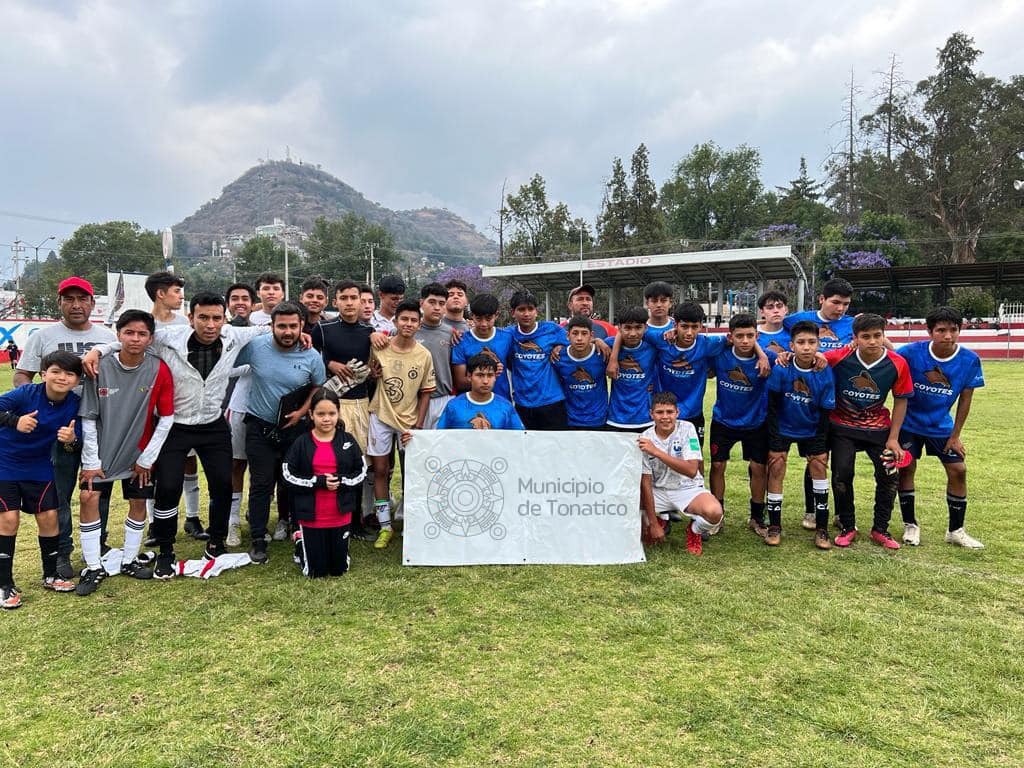 1681321994 6 Deporte Ninos y jovenes futbolistas Tonatiquenses acudieron al estadio