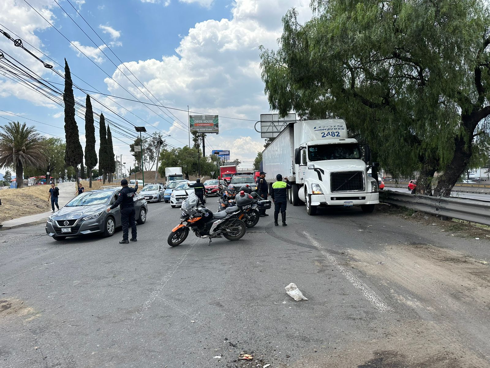 1681415418 647 AtentoAviso Tras la volcadura de un camion de basura sobre