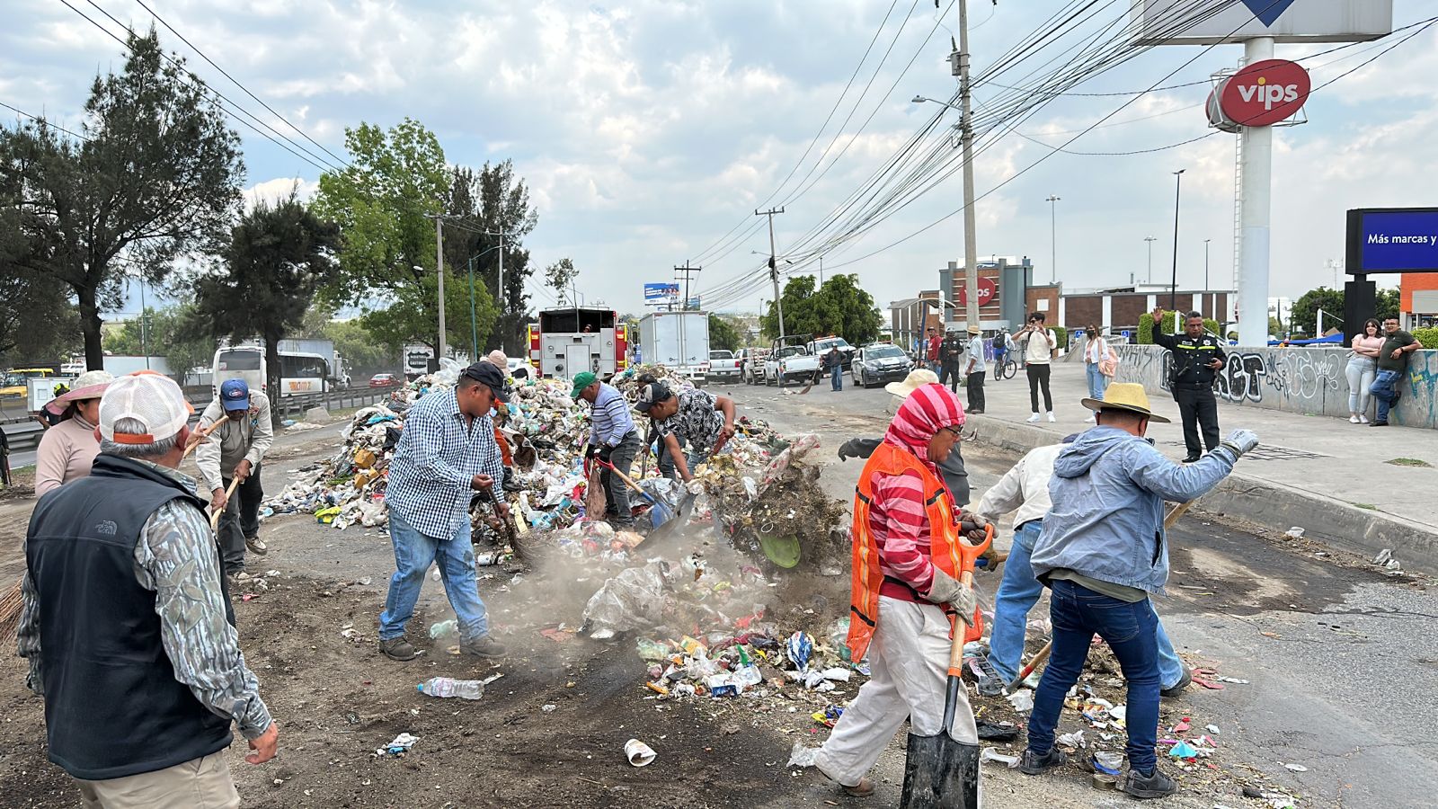 1681415429 228 AtentoAviso Tras la volcadura de un camion de basura sobre