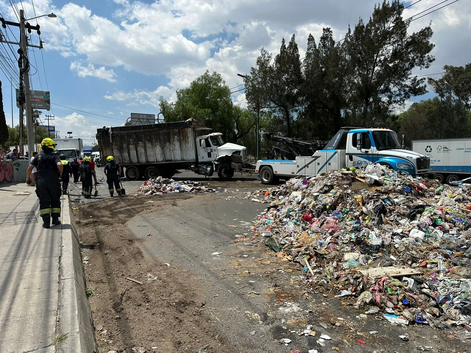 1681415480 AtentoAviso Tras la volcadura de un camion de basura sobre jpg