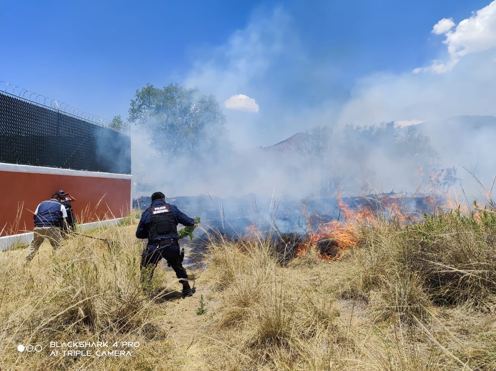 1681561218 313 Elementos de Proteccion Civil y Policia Municipal sofocan un incendio