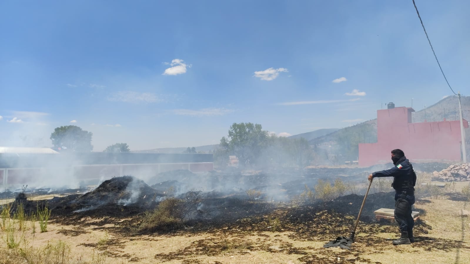 1681561235 662 Elementos de Proteccion Civil y Policia Municipal sofocan un incendio