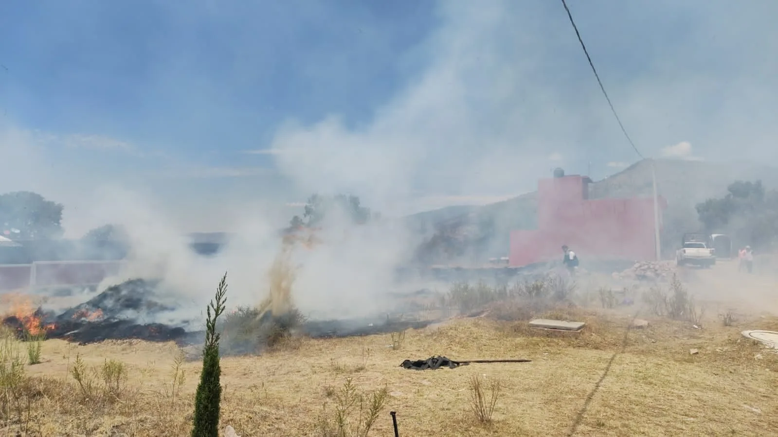 1681561292 Elementos de Proteccion Civil y Policia Municipal sofocan un incendio jpg