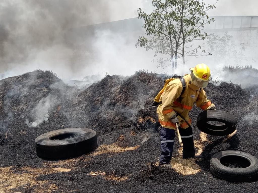 1681676836 796 Elementos de Proteccion Civil y Policia Municipal atienden el incendio