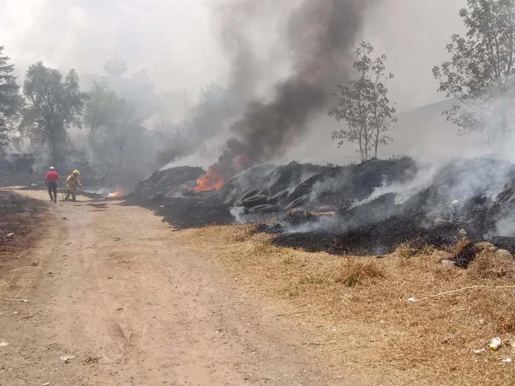 1681676855 Elementos de Proteccion Civil y Policia Municipal atienden el incendio jpg