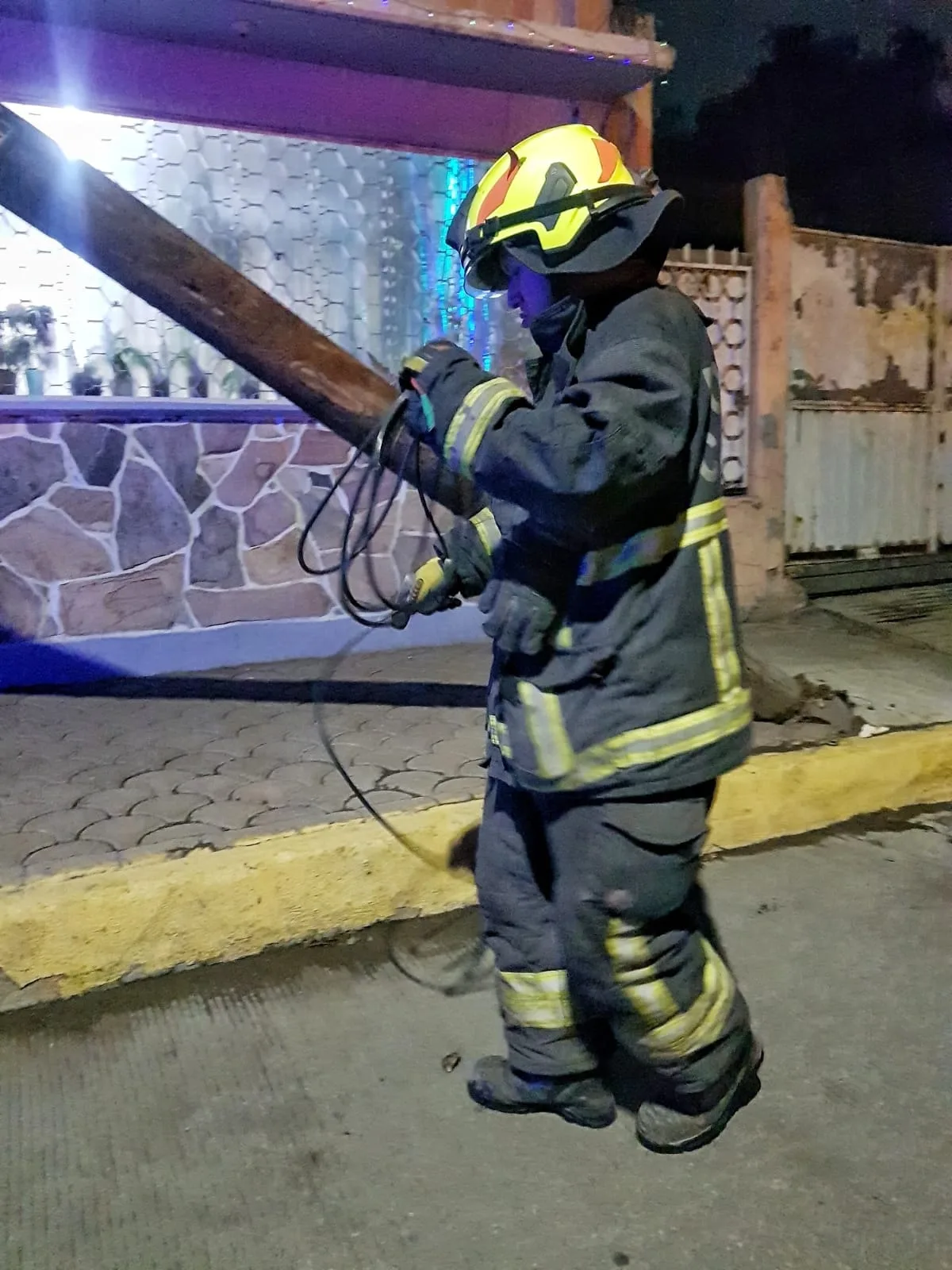 1681820012 Elementos de Proteccion Civil y Bomberos y Seguridad Publica atendieron jpg