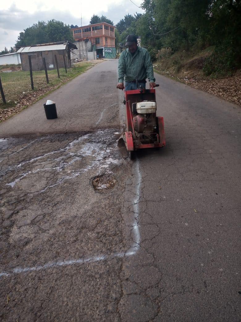 1681843875 142 Se estan realizando trabajos de bacheo en la Av Principal