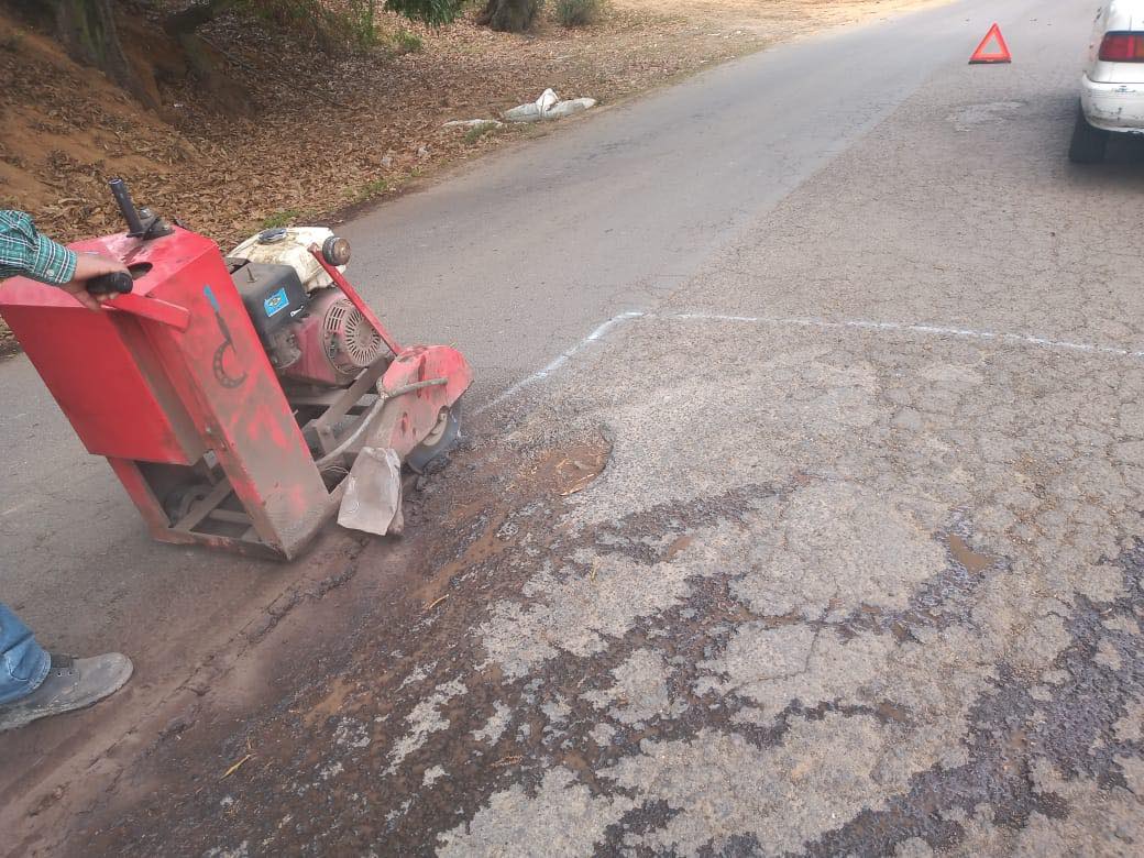 1681843884 367 Se estan realizando trabajos de bacheo en la Av Principal