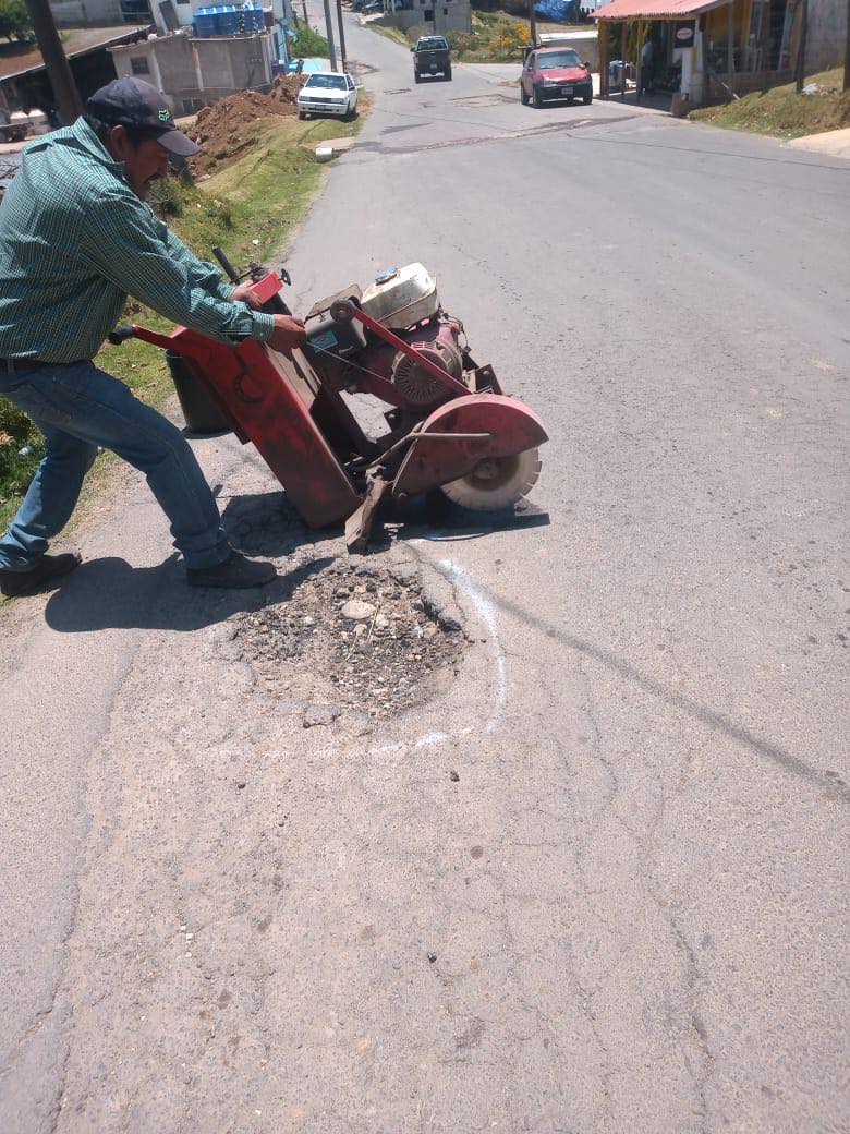 1681843930 Se estan realizando trabajos de bacheo en la Av Principal