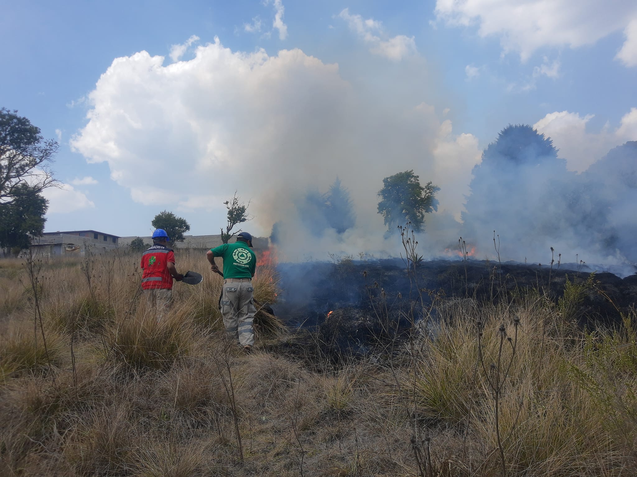 1681909894 381 Se controla y liquida incendio de pastizal en la colonia