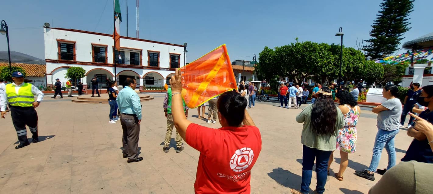 1681929618 953 Bajo la orientacion del equipo de Proteccion Civil y Bomberos