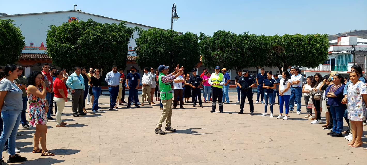 1681929666 Bajo la orientacion del equipo de Proteccion Civil y Bomberos