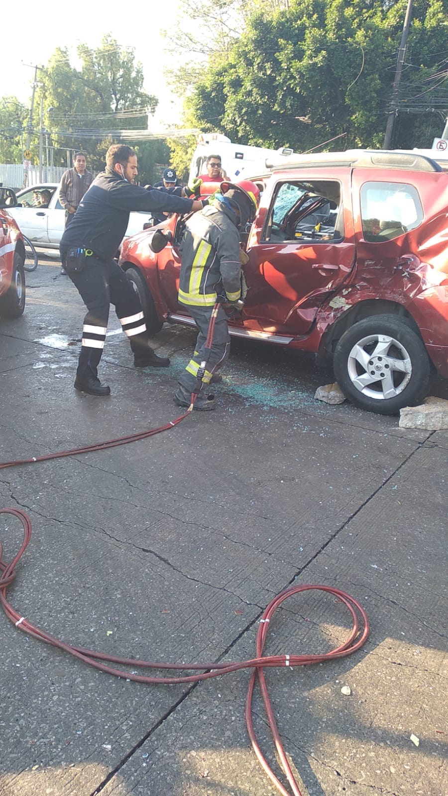 1682006844 810 Bomberos y Paramedicos de Proteccion Civil Tlalnepantla atienden un fuerte