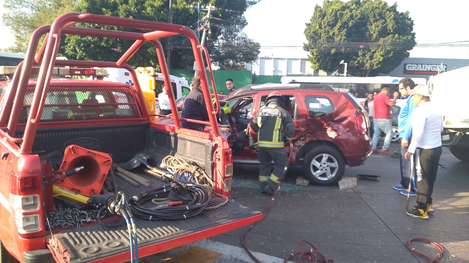 1682006850 658 Bomberos y Paramedicos de Proteccion Civil Tlalnepantla atienden un fuerte