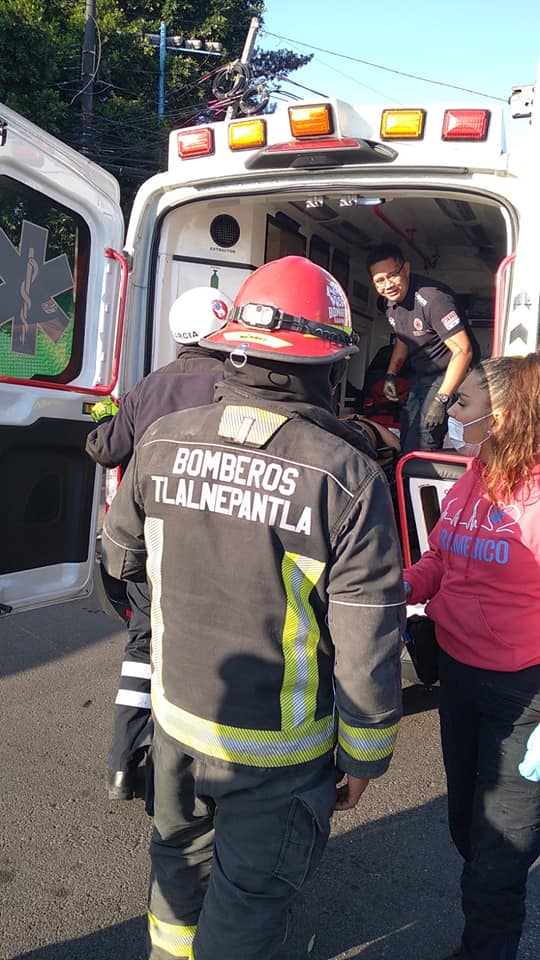 1682006902 Bomberos y Paramedicos de Proteccion Civil Tlalnepantla atienden un fuerte