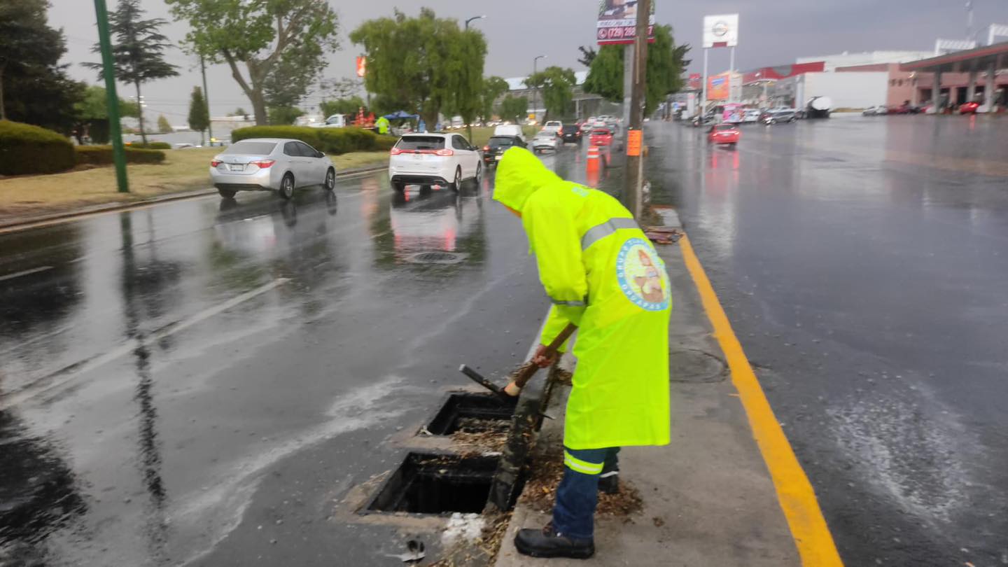 1682080583 793 Operativo de limpieza y apertura de rejillas ante la lluvia