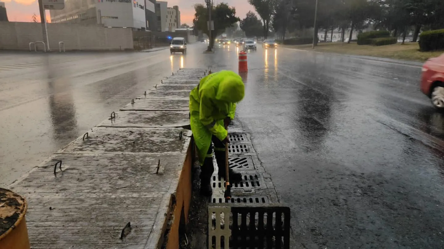 1682080624 Operativo de limpieza y apertura de rejillas ante la lluvia jpg