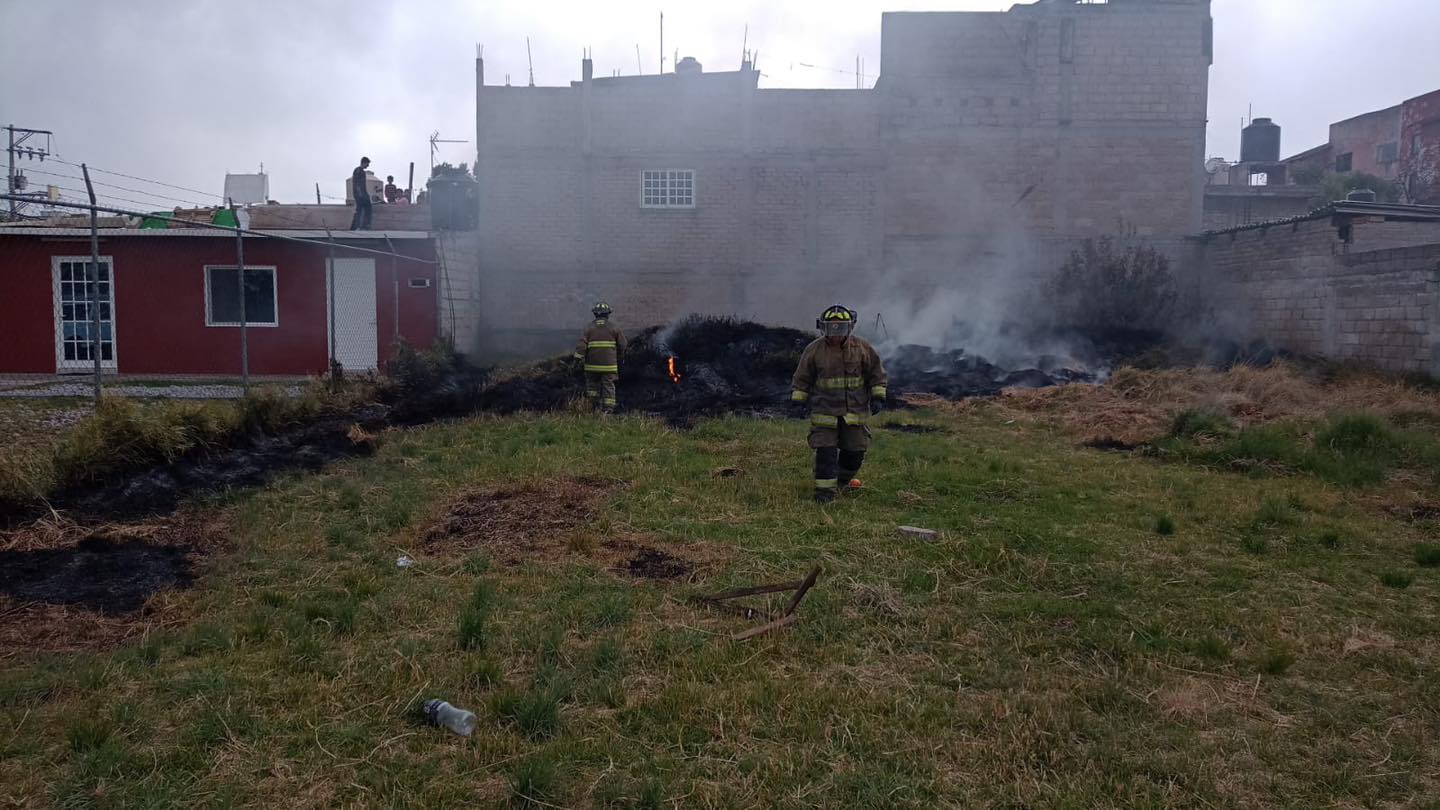 1682116941 789 Trabajan bomberos del municipio en incendio de pastizal en Casa