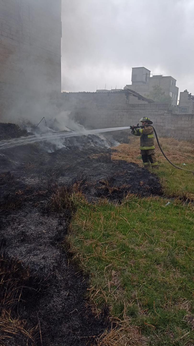 1682116992 Trabajan bomberos del municipio en incendio de pastizal en Casa