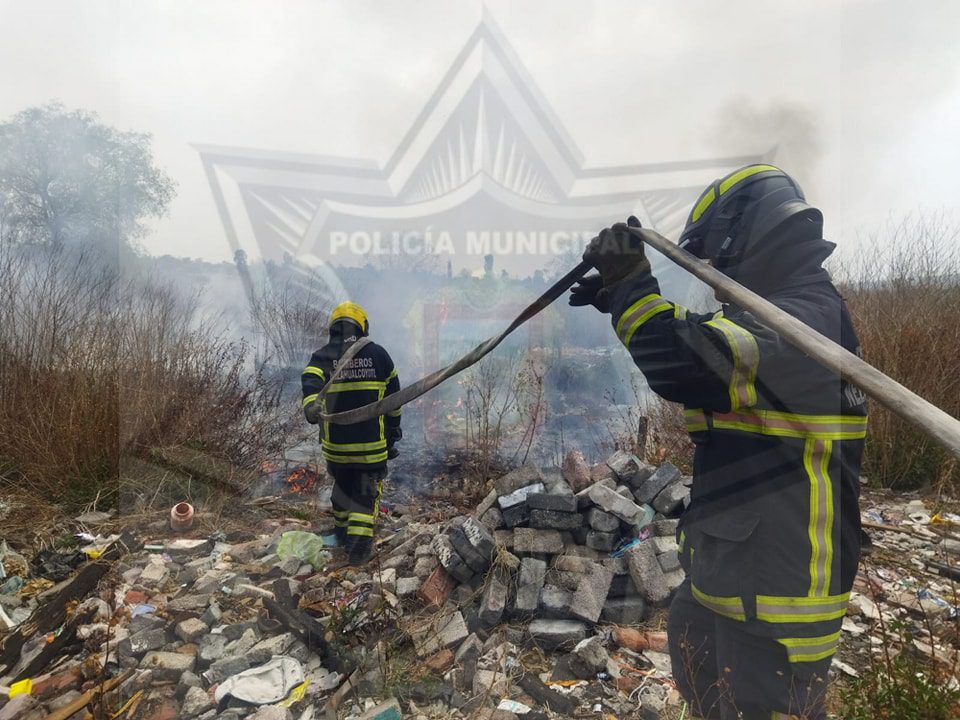 1682189182 899 AlMomento Elementos del cuerpo de Bomberos y Grupo Titanes