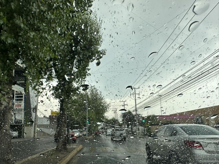 1682196662 Ya empieza la lluvia en Metepec Enciende las luces y