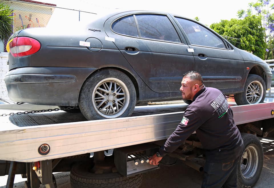 1682281443 Los automoviles en estado de abandono no solo dificultan el