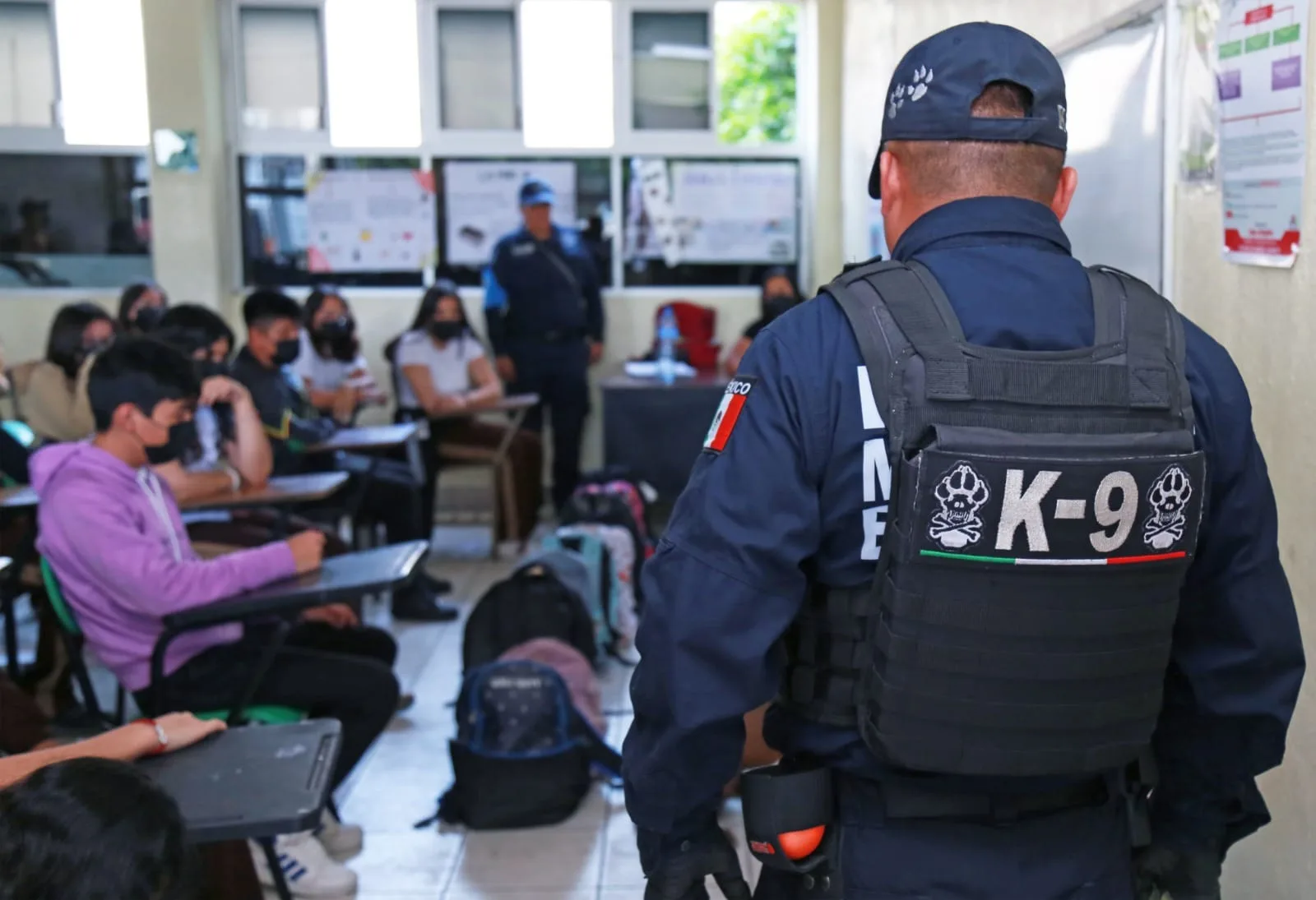 1682535028 Para mantener escuelas seguras ayer la Direccion de Seguridad Publica jpg