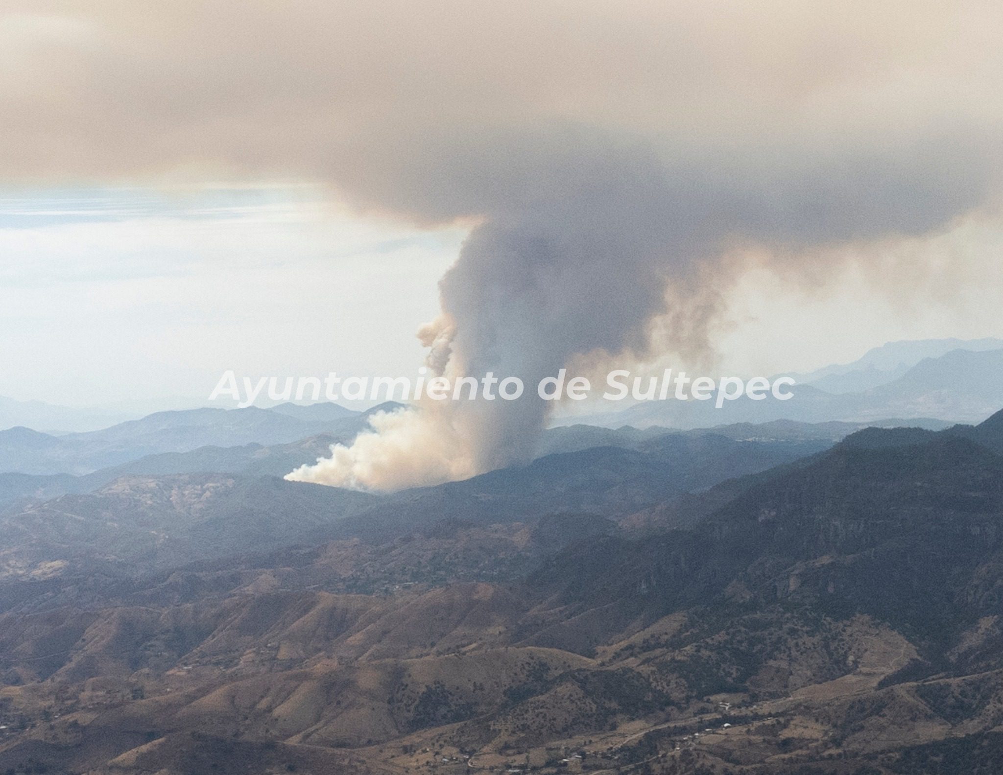 1682546601 621 Se reporta en este momento un fuerte incendio que devora