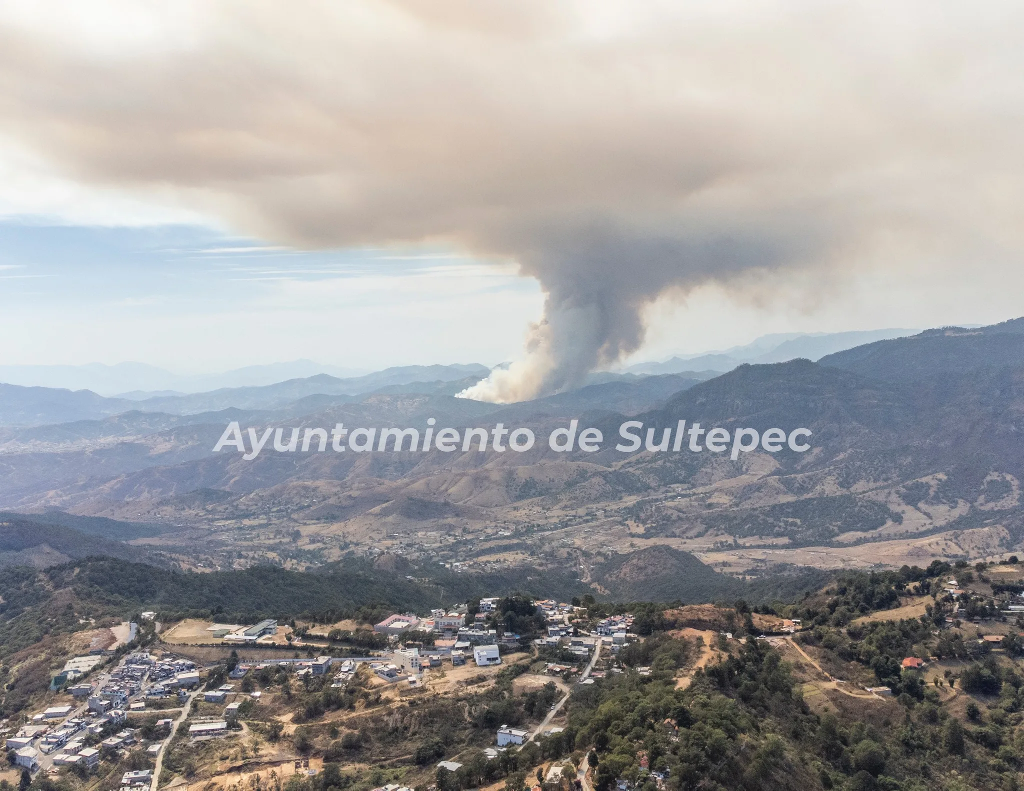 1682546655 Se reporta en este momento un fuerte incendio que devora jpg