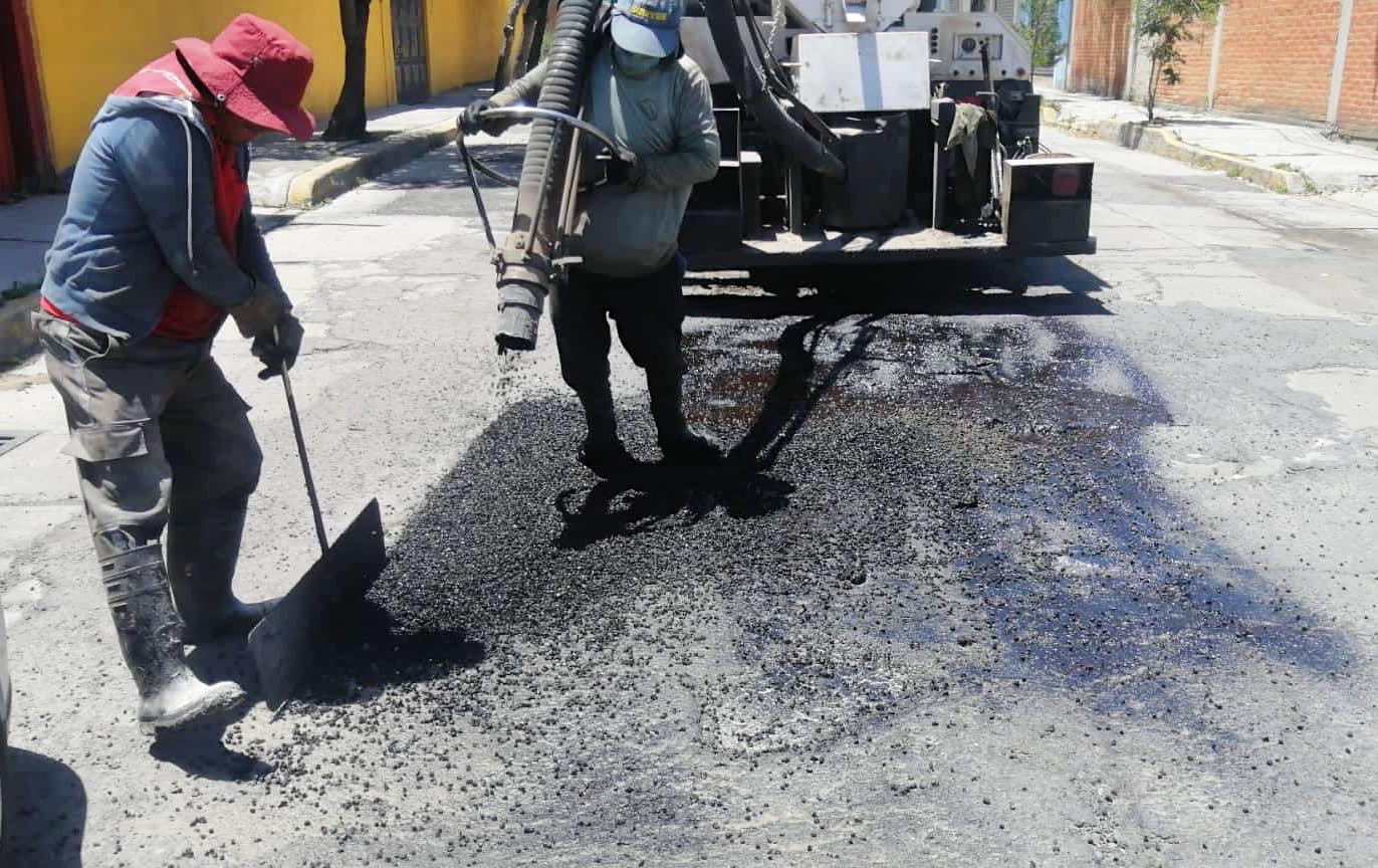 1682622933 571 Seguimos avanzando con los trabajos de bacheo para que transites