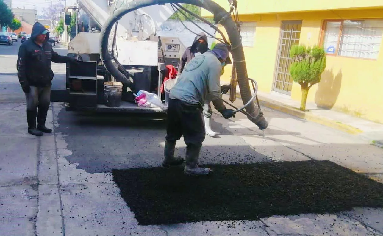 1682622986 Seguimos avanzando con los trabajos de bacheo para que transites jpg