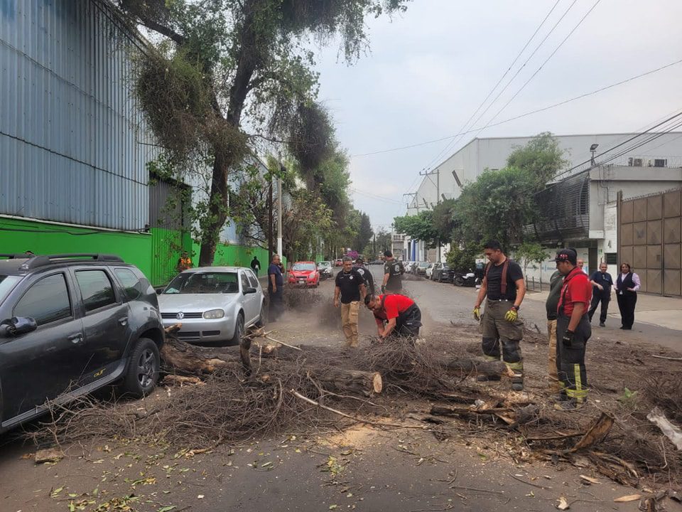 1682637617 8 Personal de nuestra Direccion de ProteccionCivil se encuentra atendiendo diver