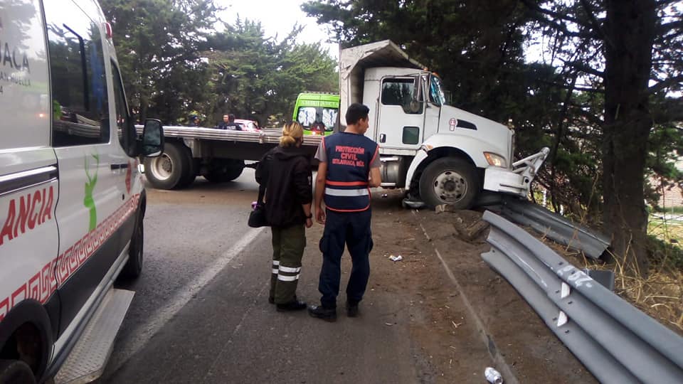 1682686864 TomaPrecauciones Percance vehicular en la carretera Ixtlahuaca Toluca