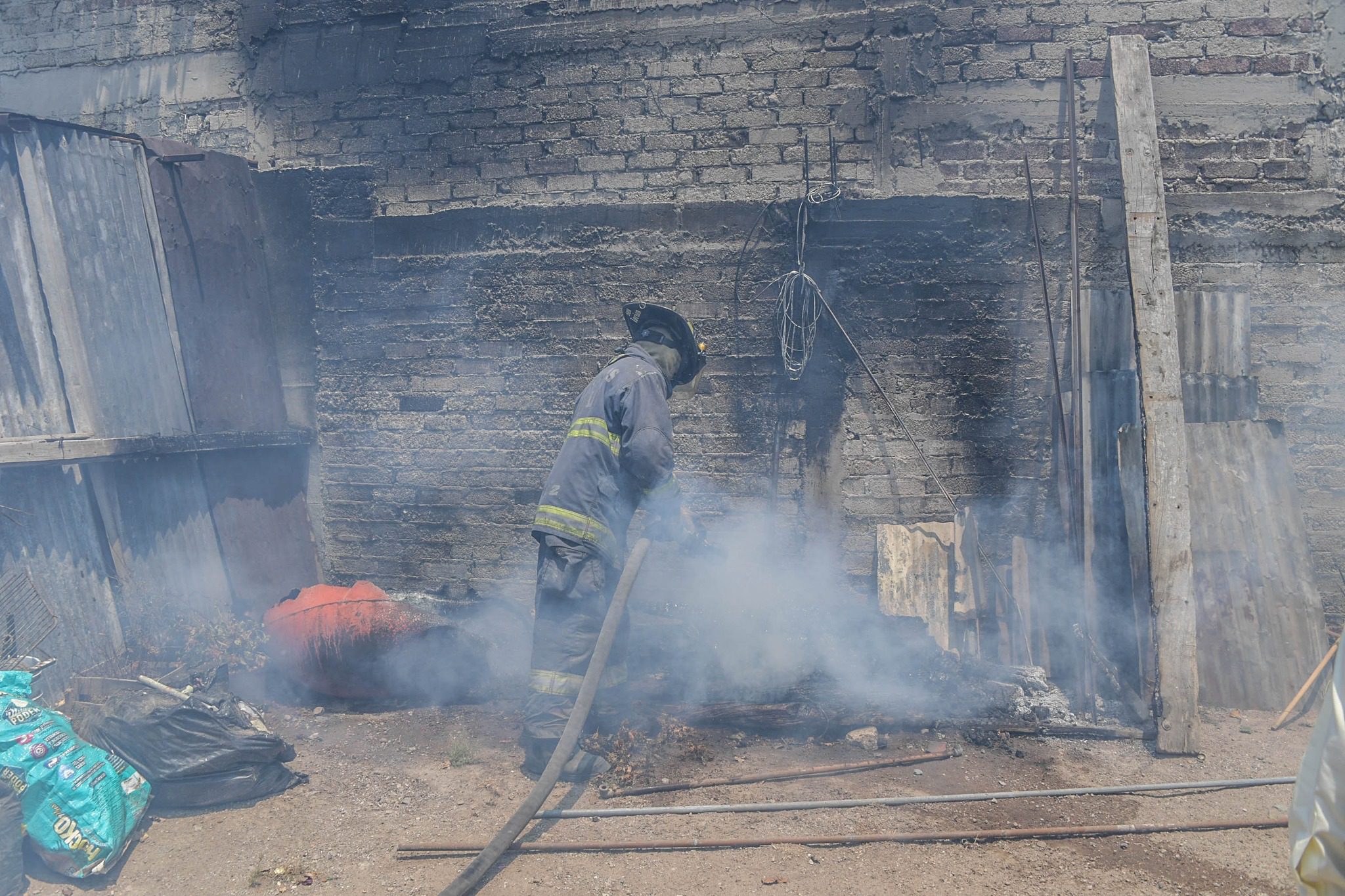 1682698219 119 ATIENDEN BOMBEROS DE ATIZAPAN DE ZARAGOZA INCENDIO EN CASA HABITACION