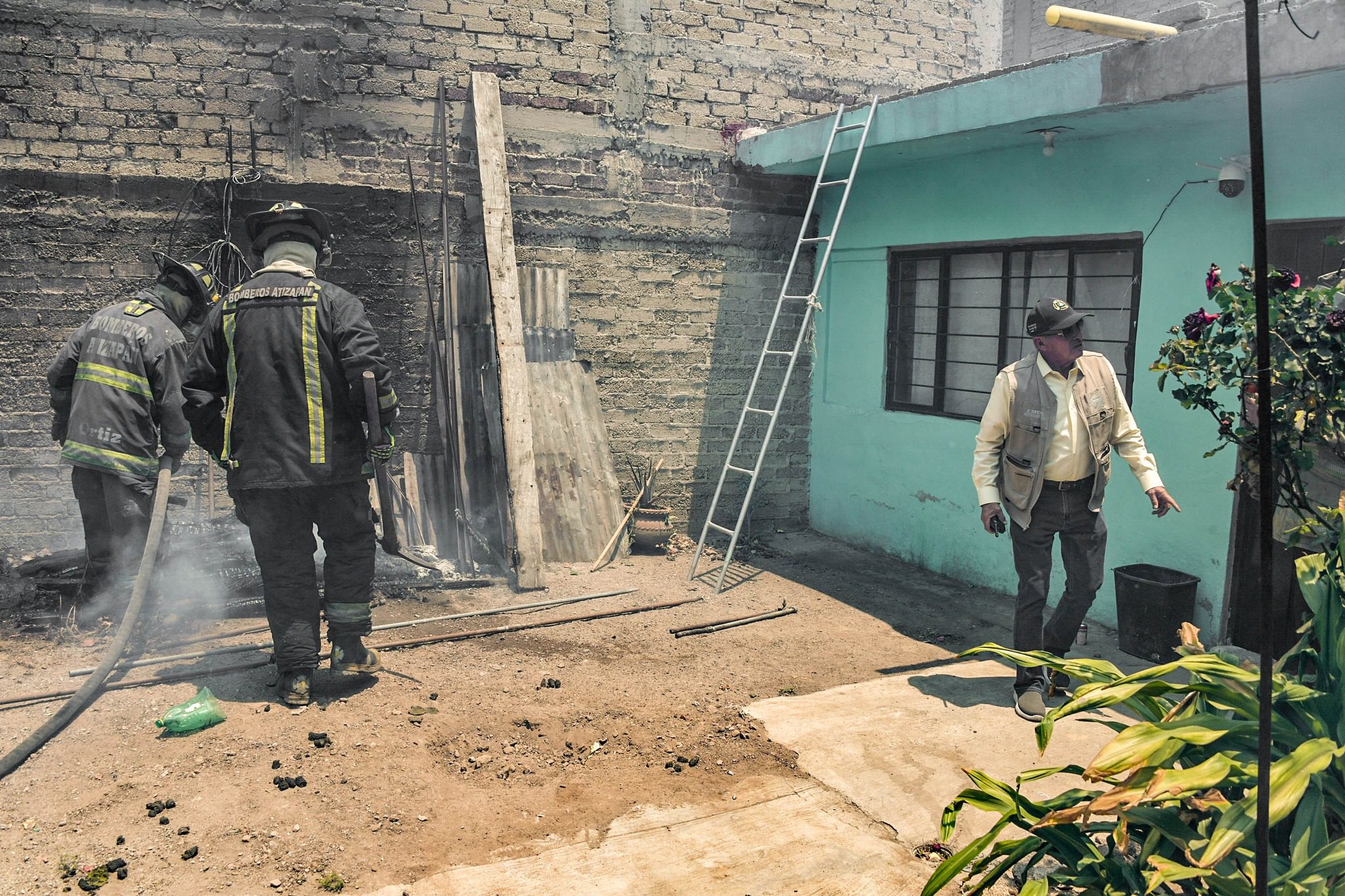 1682698226 713 ATIENDEN BOMBEROS DE ATIZAPAN DE ZARAGOZA INCENDIO EN CASA HABITACION