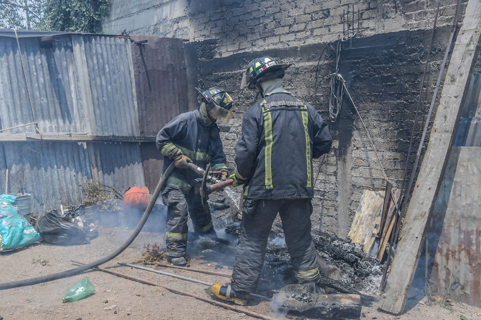 1682698232 696 ATIENDEN BOMBEROS DE ATIZAPAN DE ZARAGOZA INCENDIO EN CASA HABITACION