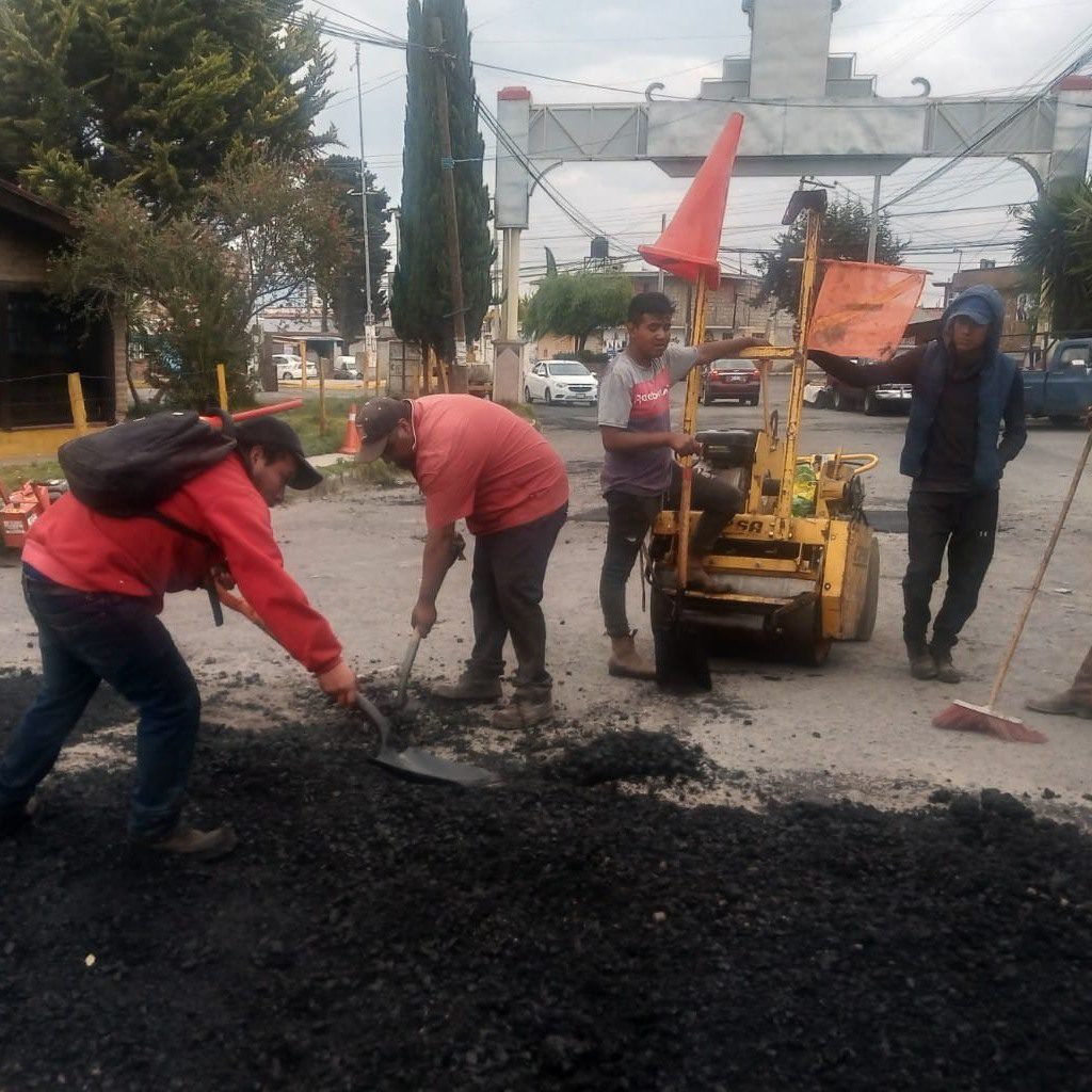 1682706501 779 INFORMACION Extrema precauciones la cuadrilla de bacheo se encuentra en