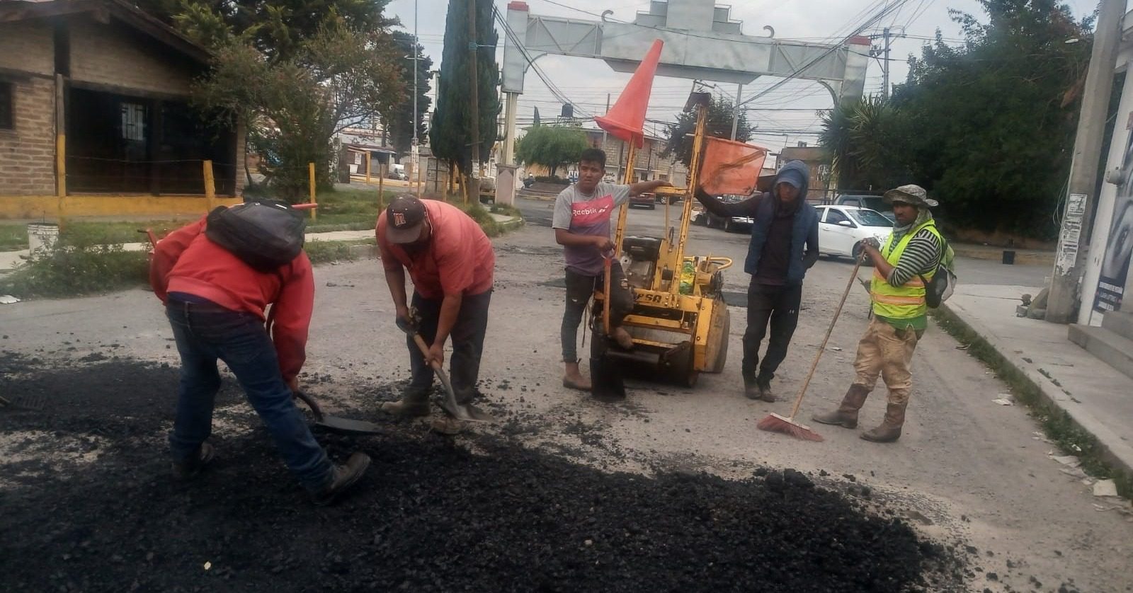 1682706507 795 INFORMACION Extrema precauciones la cuadrilla de bacheo se encuentra en