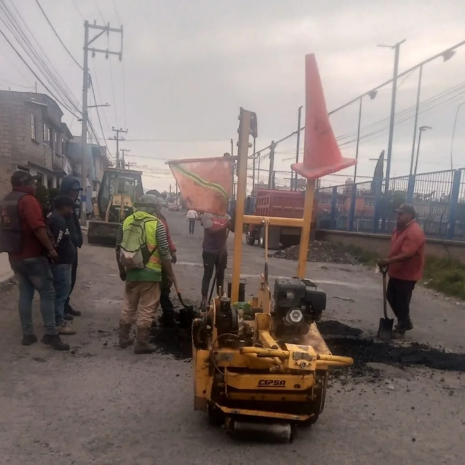 1682706553 INFORMACION Extrema precauciones la cuadrilla de bacheo se encuentra en jpg