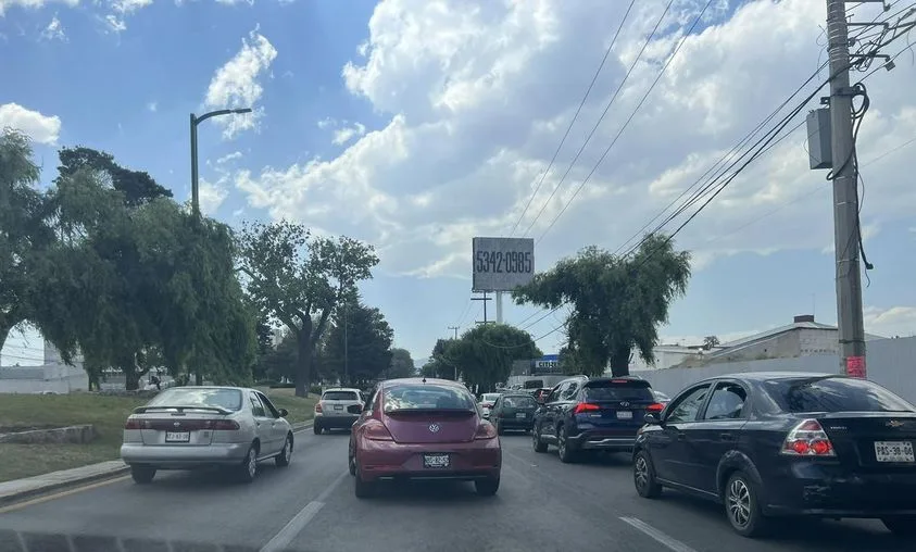 1682718770 Vecinos manejen con precaucion Trafico pesado en Pino Suarez a jpg