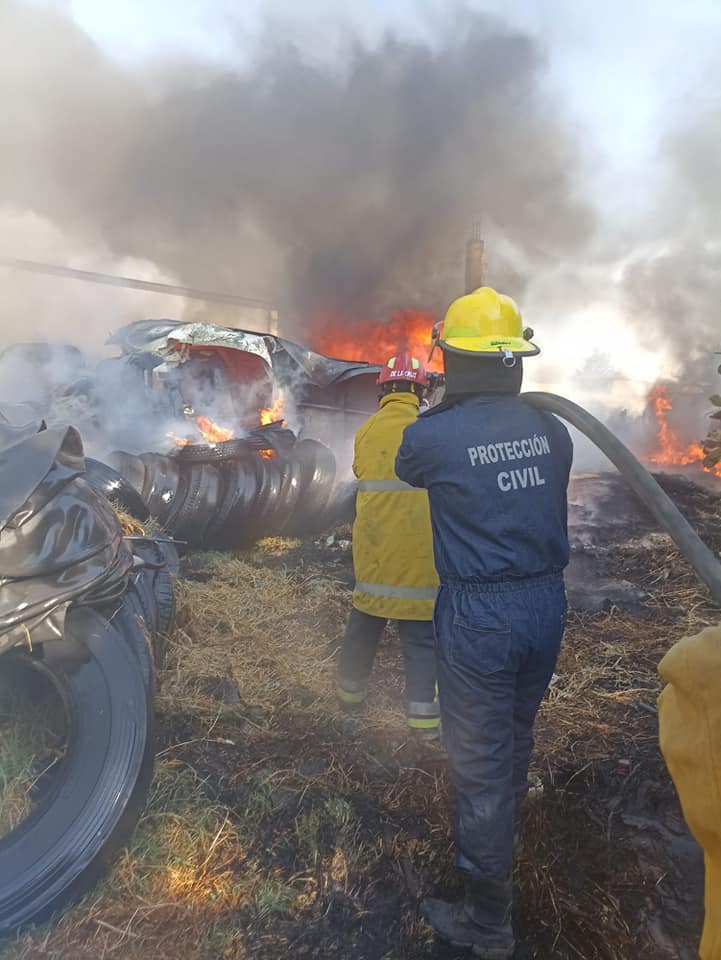 1682961784 Nuestro heroico cuerpo de Bomberos trabaja en sofocar un incendio