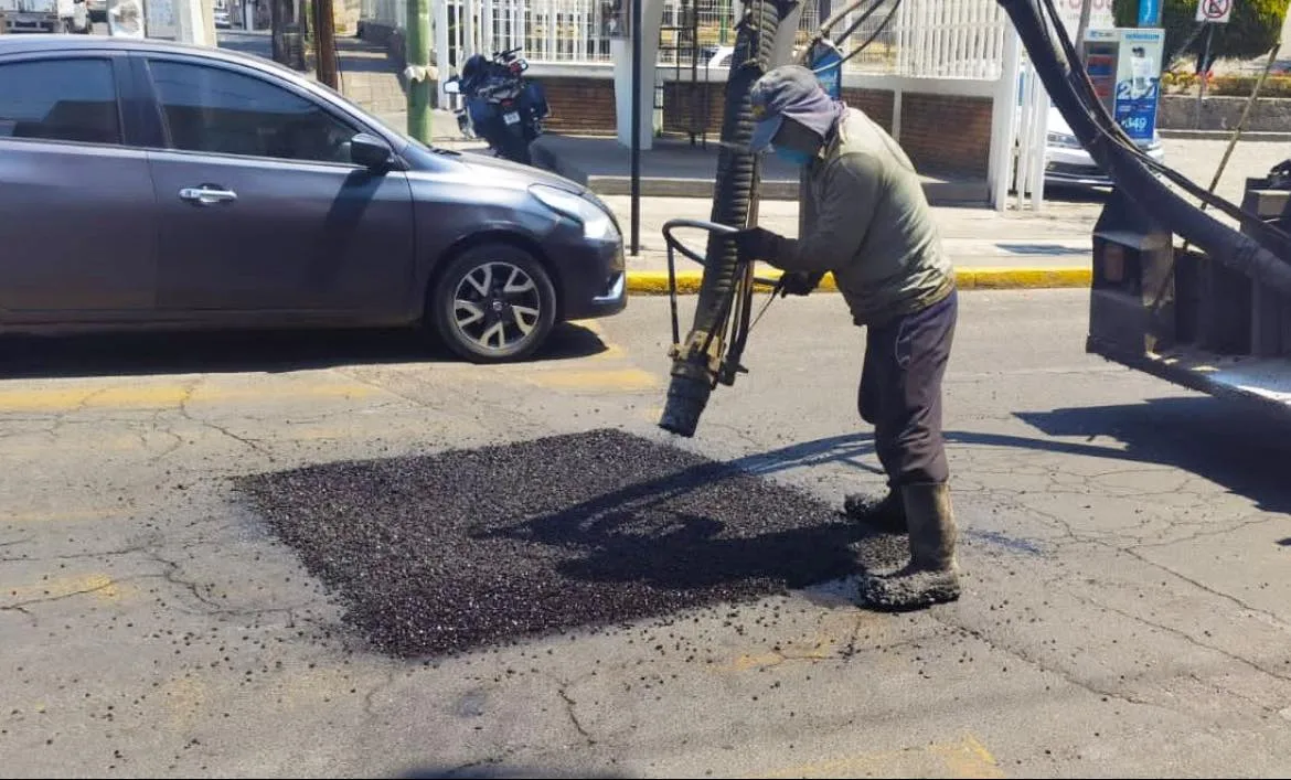 1682984900 Los trabajos de bacheo en las calles de Toluca siguen jpg