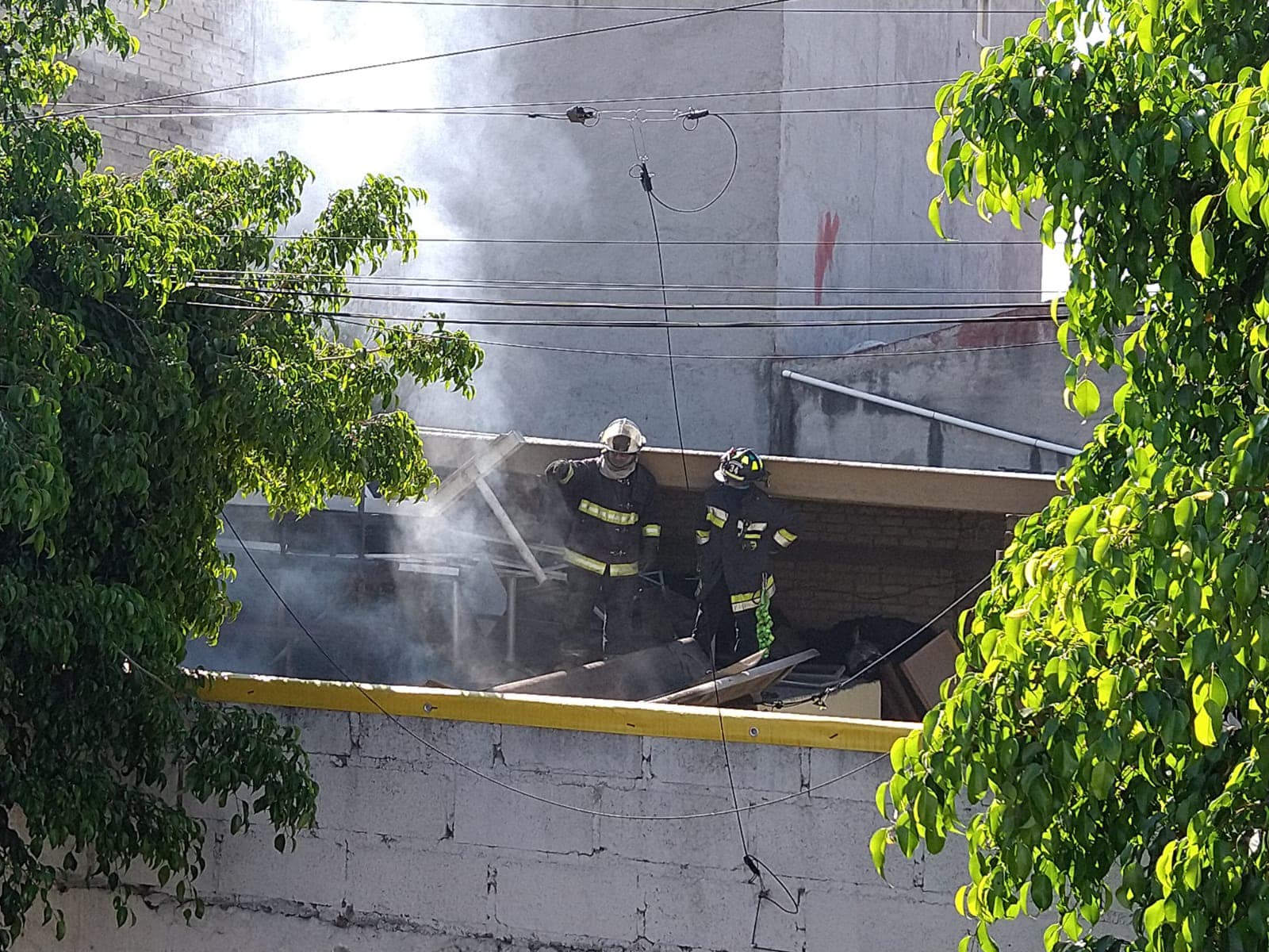 1683045631 137 Atizapan de Zaragoza Elementos de Bomberos controlan un incendio